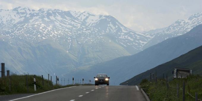Ceļš caur Oberalp caurlaide Šveicē