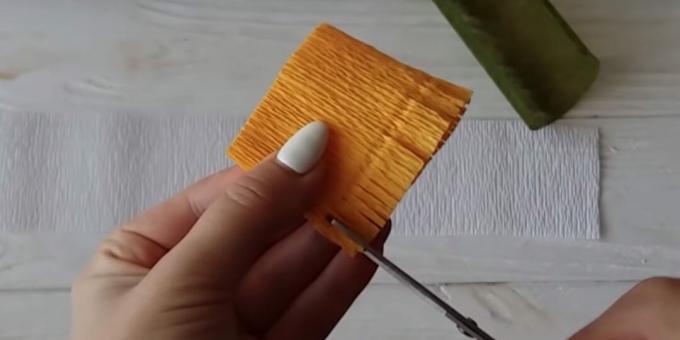 Kā pagatavot DIY konfekšu pušķi: izdariet griezumus uz sloksnes