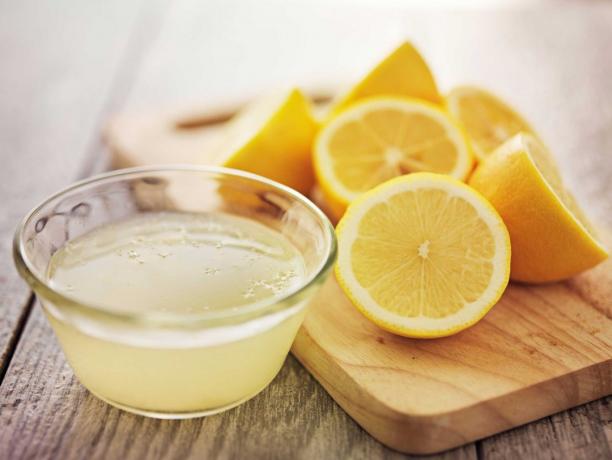 Lemon ūdens pret traipiem mikroviļņu krāsnī