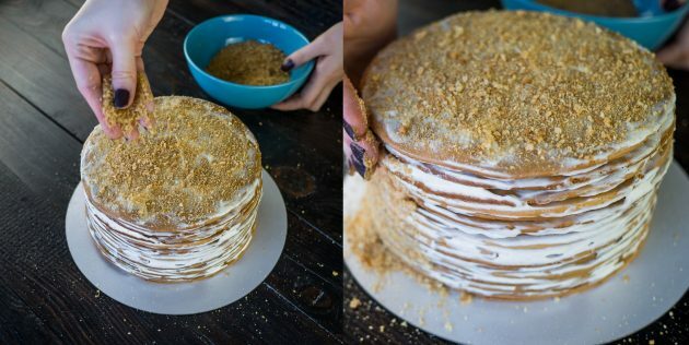 Medus kūku recepte: atlikušo kūku sasmalcina drumstalās un apkaisa kūku.