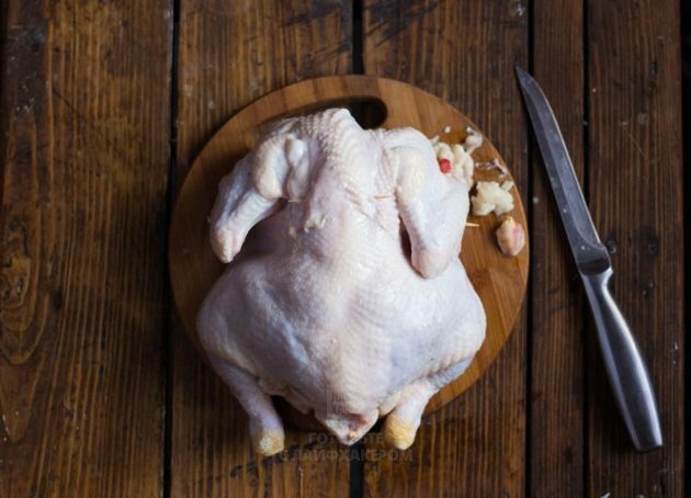 Cepeškrāsns vistas gaļa ar citronu: Nogrieziet lieko kakla ādu