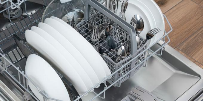 Kā tīrīt trauku mazgājamās mašīnas grozus