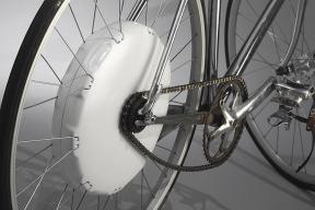 Ar riteņa FlyKly Smart Wheel kāds velosipēds pārvērsta elektrisko un inteliģents