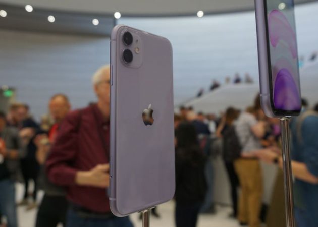 11 iPhone ar ceriņi krāsojuma
