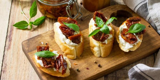 Bruschetta ar saulē kaltētiem tomātiem un rikotu