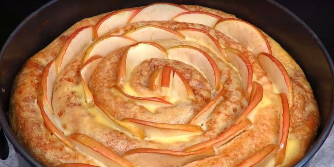 Receptes: Pankūku kūka ar biezpienu un ābolu pildījumu