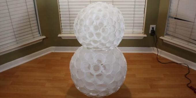 kā padarīt sniegavīrs: savienot divas bumbiņas