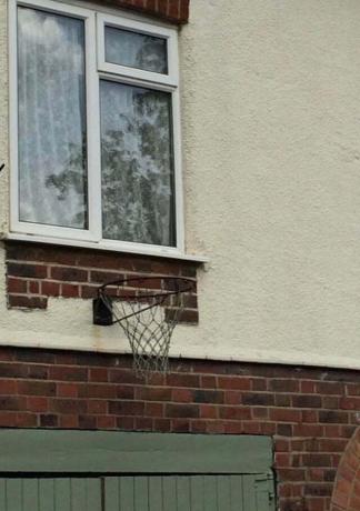 basketbola grozs zem loga