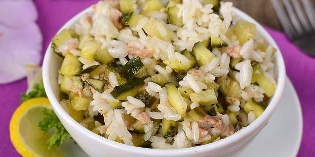 Salāti ar rīsiem, tunci un marinētiem gurķiem