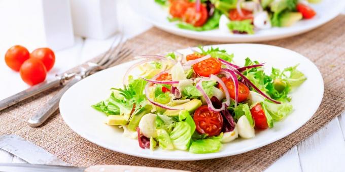 Mocarellas, avokado un ķiršu salāti: vienkārša recepte