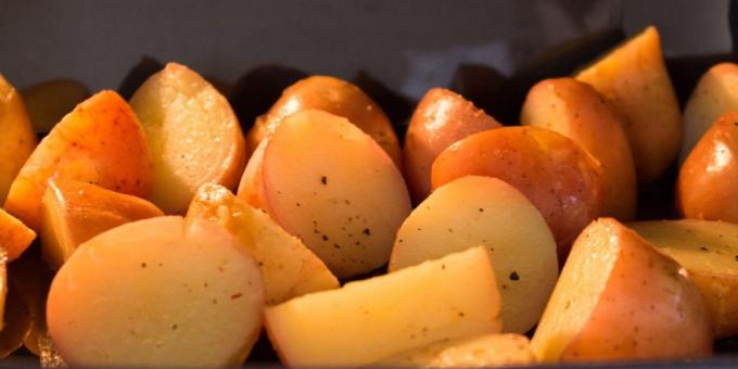 kartupeļi cep krāsnī