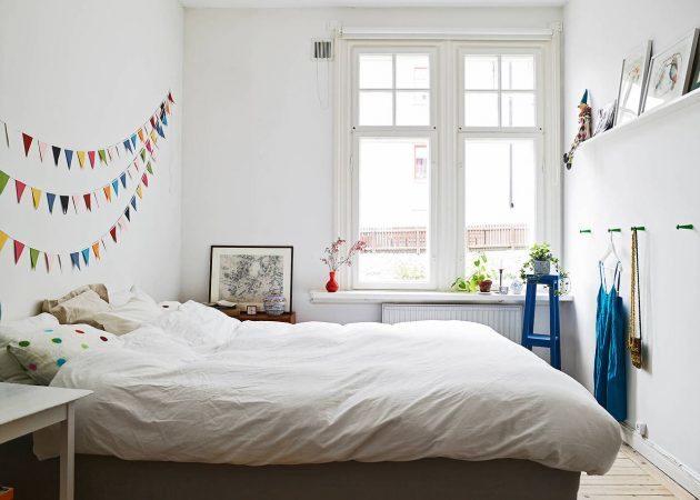 Mazs guļamistaba: āķus sienas