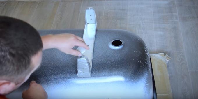 vannu uzstādīšana: kā uzstādīt tērauda vannas kājas