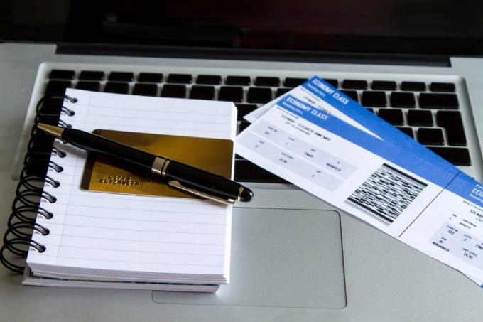 Pērkot aviobiļetes tiešsaistē ar kredītkarti