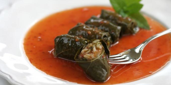 Dolma tomātu mērcē ar jogurta un āboli