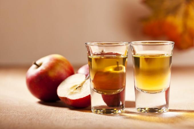 alkohola tinktūru: ābolu kalvadosa