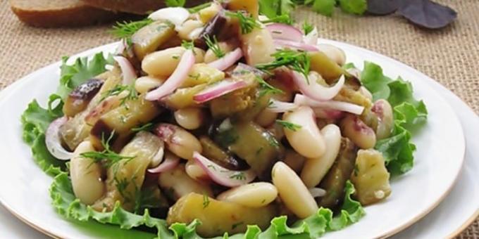 Lean salāti ar baklažānu, pupiņas un marinētiem sīpoliem