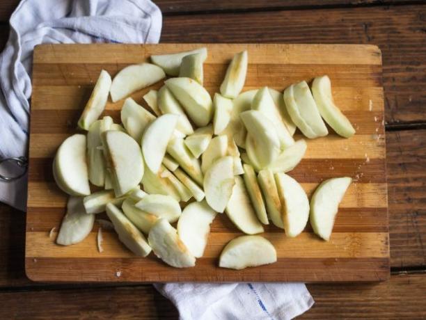 Tart taten ar āboliem: recepte. Sasmalciniet ābolus