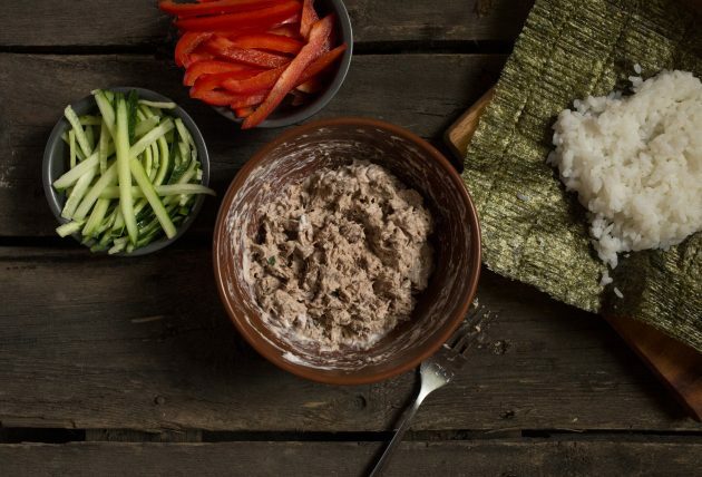 Klasiskā Onigirazu suši sviestmaize: Pievienojiet majonēzi tunzivīm un garšojiet ar melno piparu domuzīmi