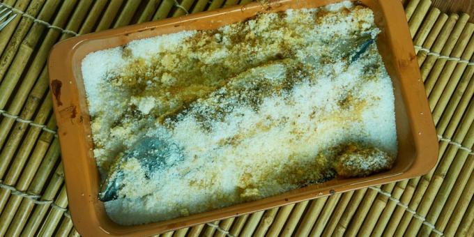 Skumbrija krāsnī zem sāls: vienkārša recepte